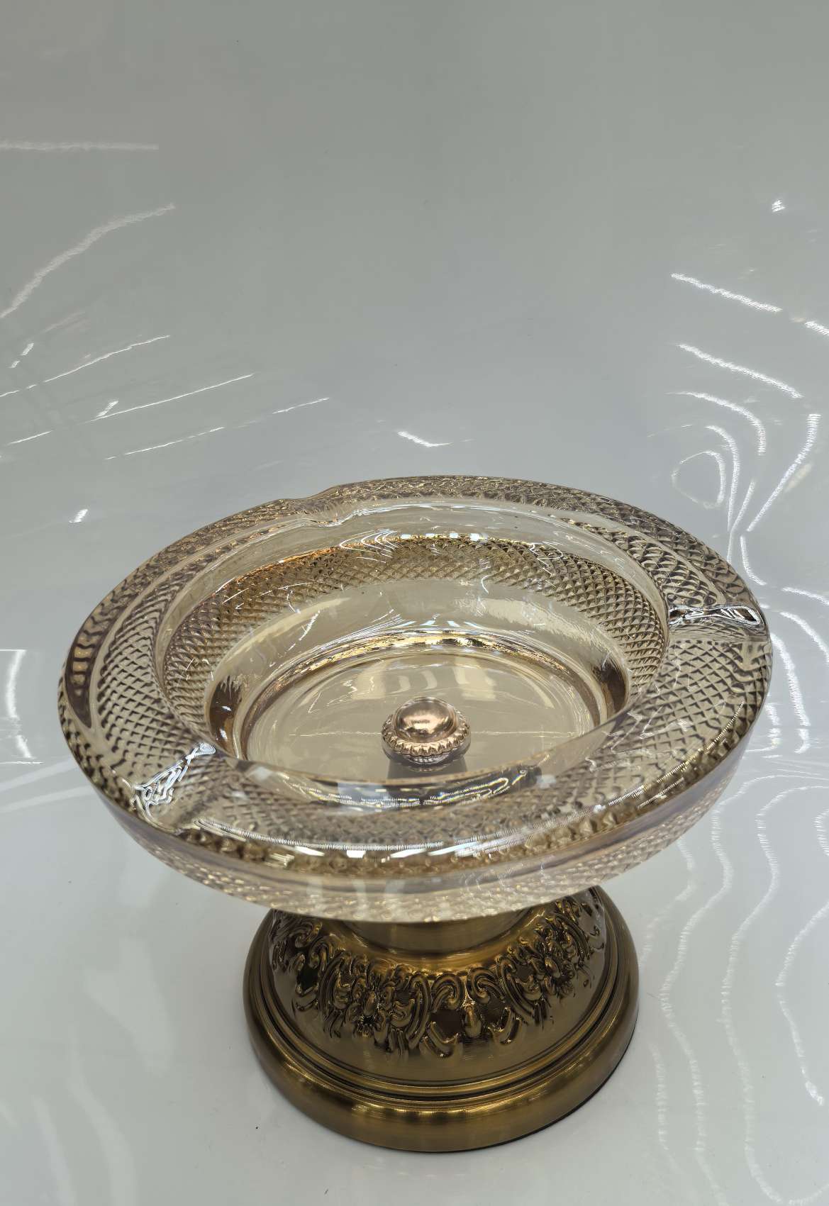 玻璃烟灰缸，带底座，更方便