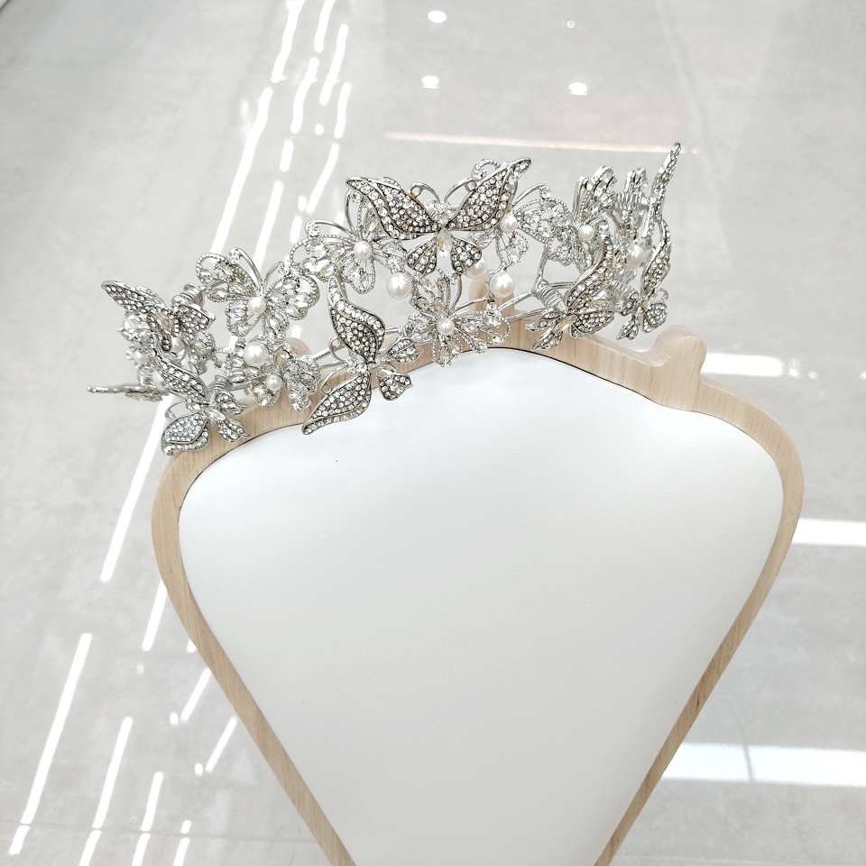 The crystal crown crafted by heavy industry, decorated with pearls, makes it more gentle and adds a full atmosphere to the wedding look Item Picture