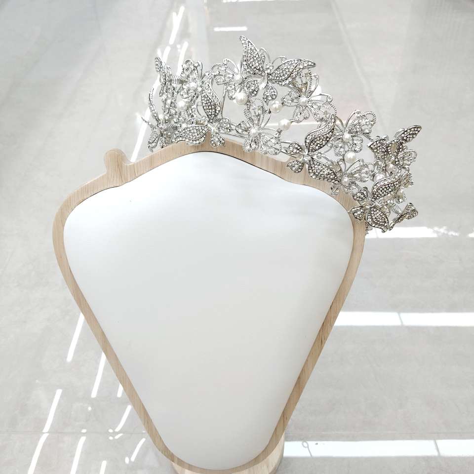 The crystal crown crafted by heavy industry, decorated with pearls, makes it more gentle and adds a full atmosphere to the wedding look details Picture