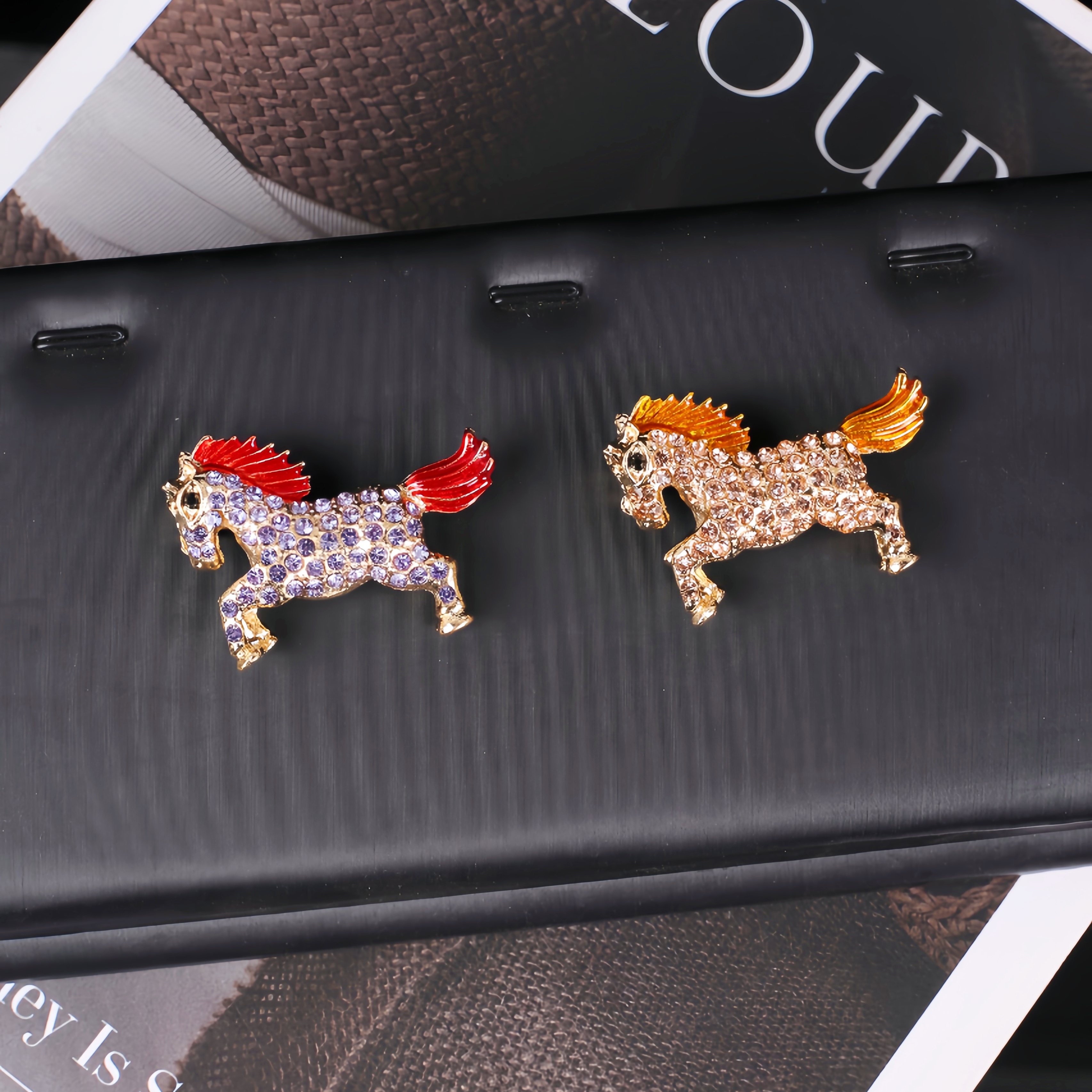 2026年生肖马镶钻卡通胸针本命年小礼物饰品服装配饰挂件马年胸针新款欧美个性珐琅水钻滴油小马胸针精致西装大衣胸花百搭别针