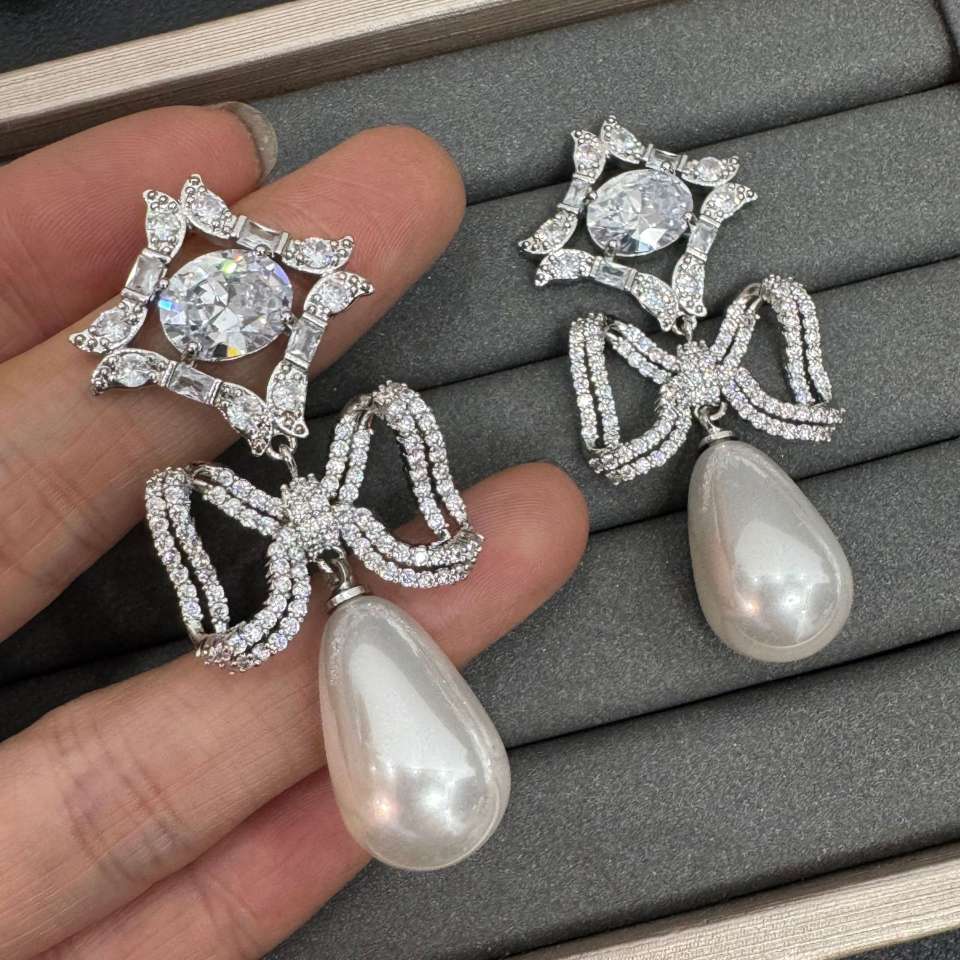 Fashionable, light luxury, grand and dynamic, slightly inlaid with dazzling colored pearls, a versatile style Application Scenario