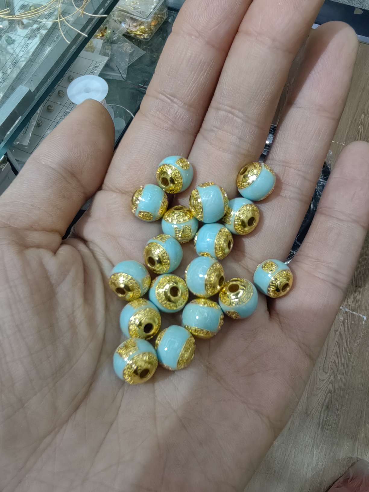 A wide range of fashionable accessories and ornaments are carefully selected. They are versatile and suitable for matching. The styles are rich and varied Item Picture