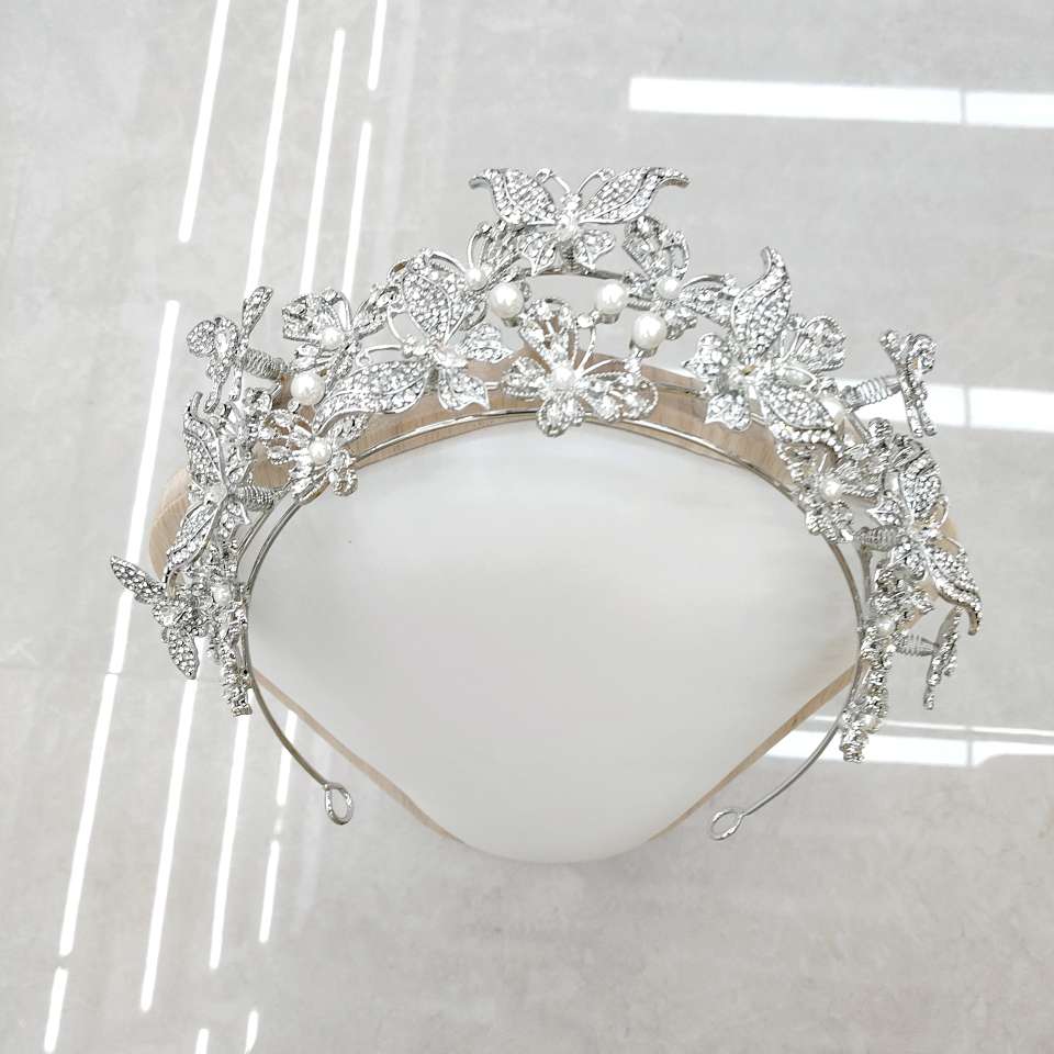 The crystal crown crafted by heavy industry, decorated with pearls, makes it more gentle and adds a full atmosphere to the wedding look