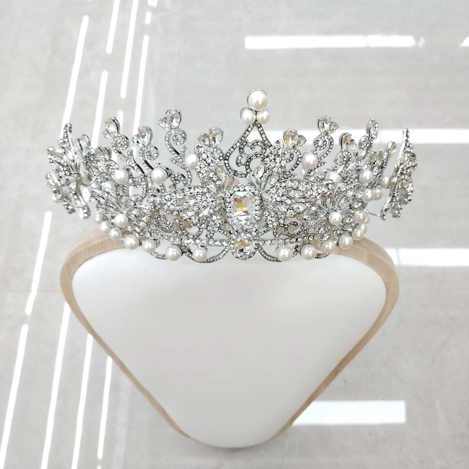 The bride's crown headwear is full of diamonds and pearls in a court style. The main wedding dress is extremely eye-catching and adds a strong sense of ceremony Item Picture