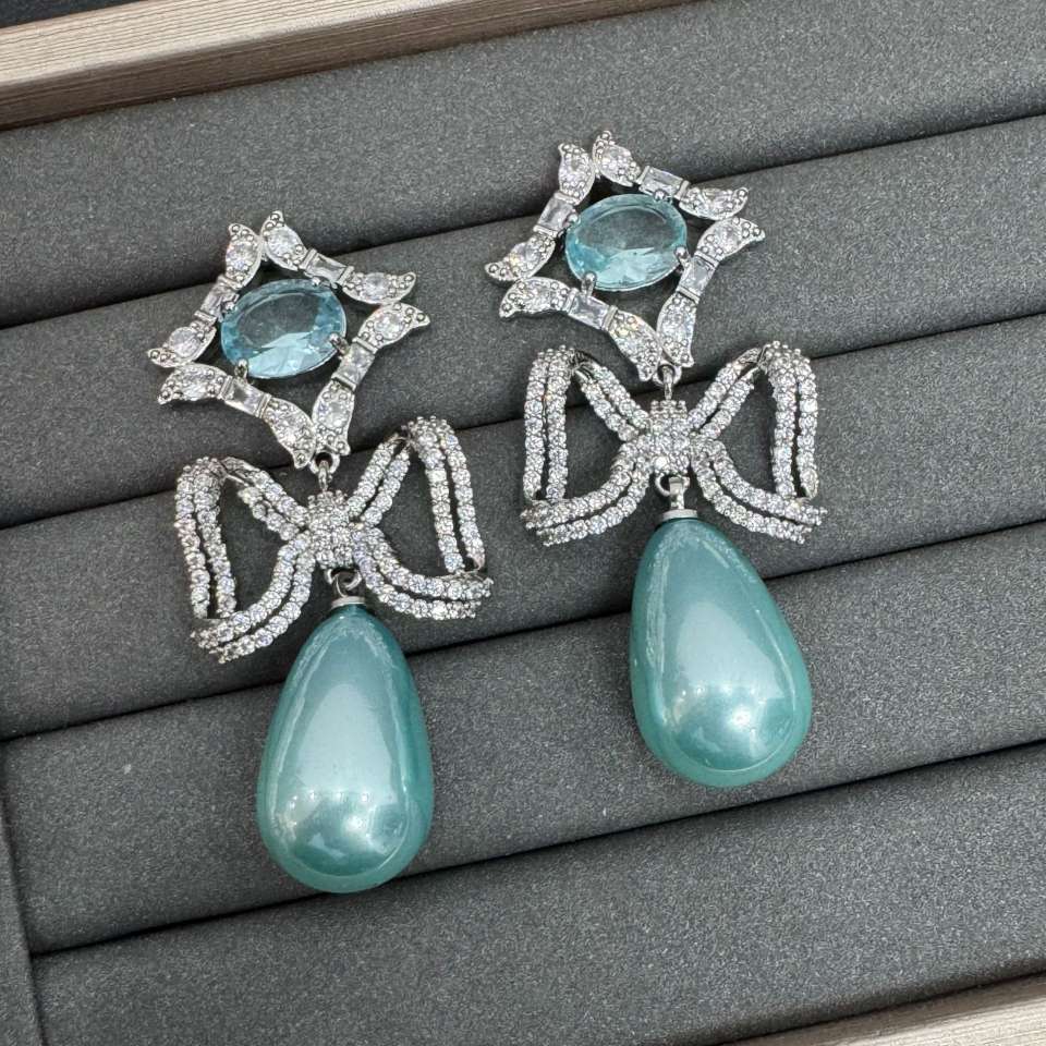 Fashionable, light luxury, grand and dynamic, slightly inlaid with dazzling colored pearls, a versatile style detail image 4