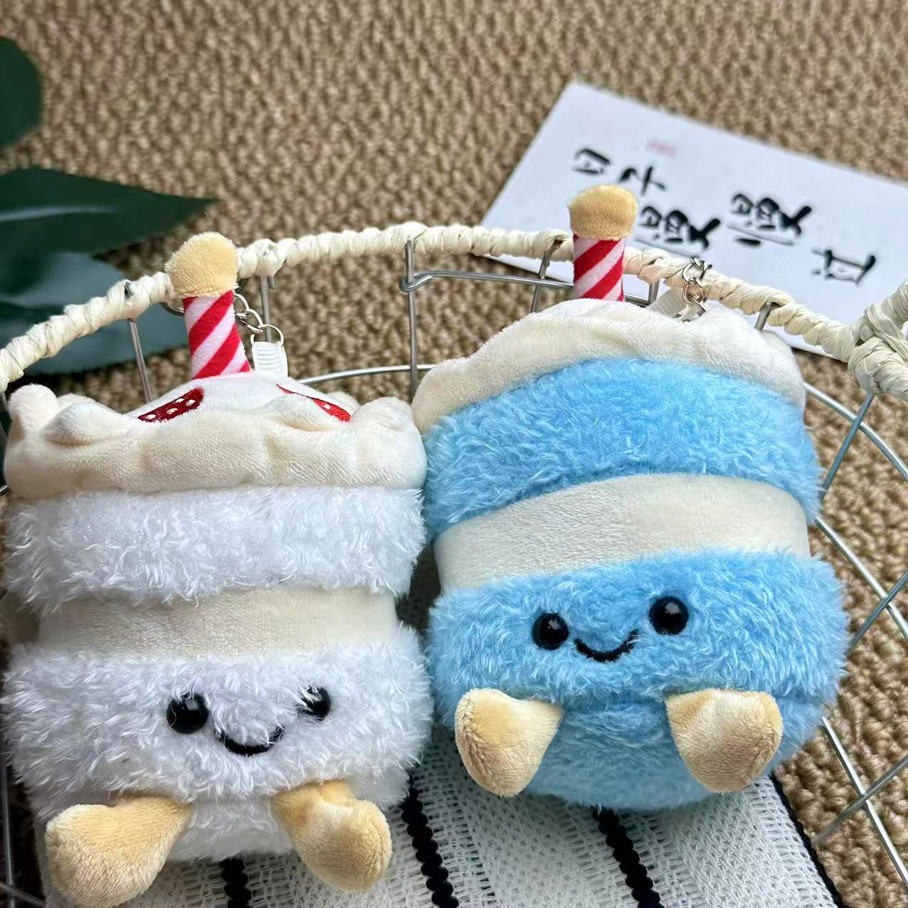 Wholesale of cute and adorable cake grabblers, cartoon plush toys, figurines, bag hangers, and plush doll hangers Application Scenario