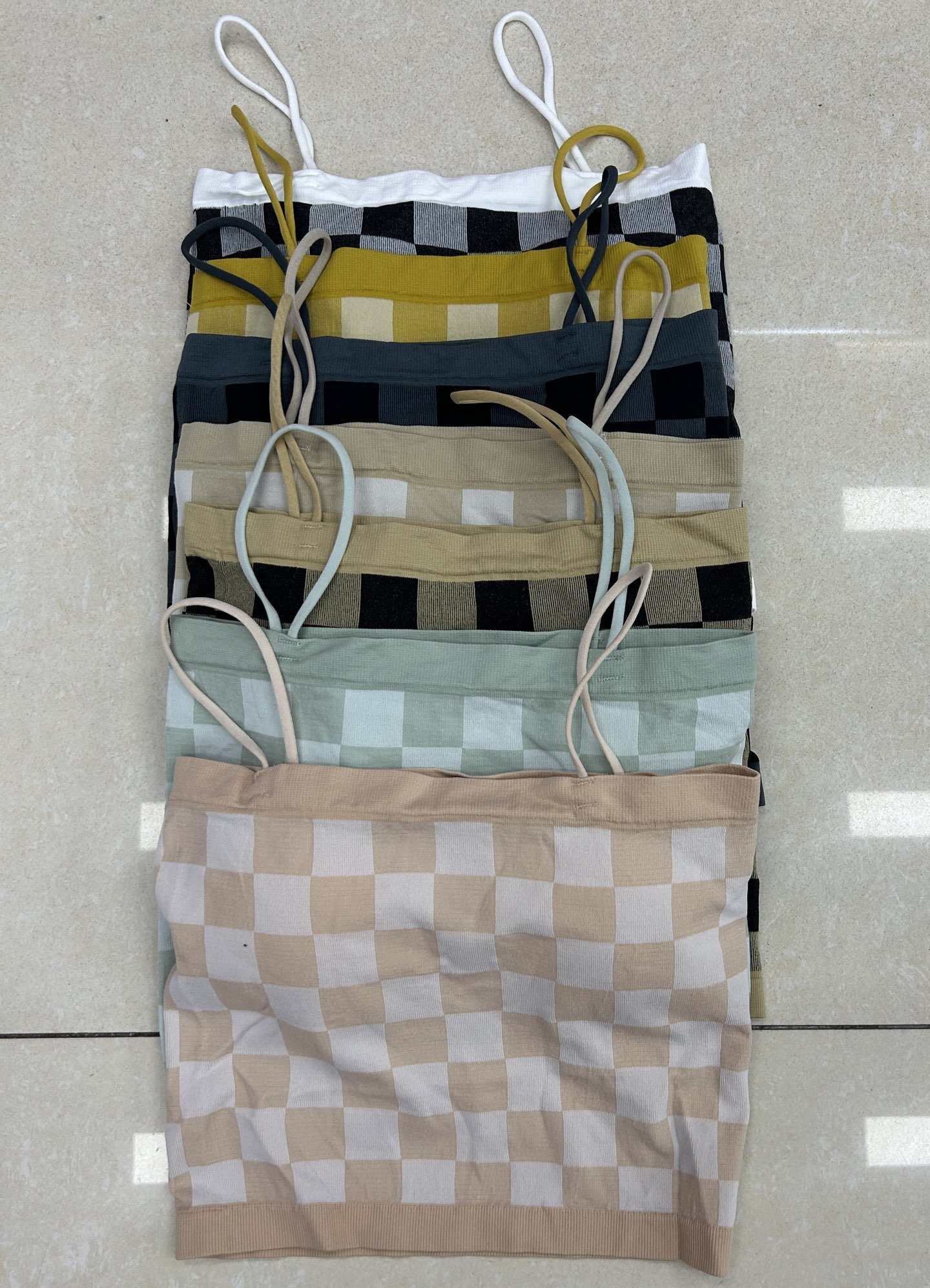 Clearance stock: Small halter tank top, women's inner layer with a bra pad, wrapped base layer, hot girl's short checkered strapless top, sexy women's halter Item Picture