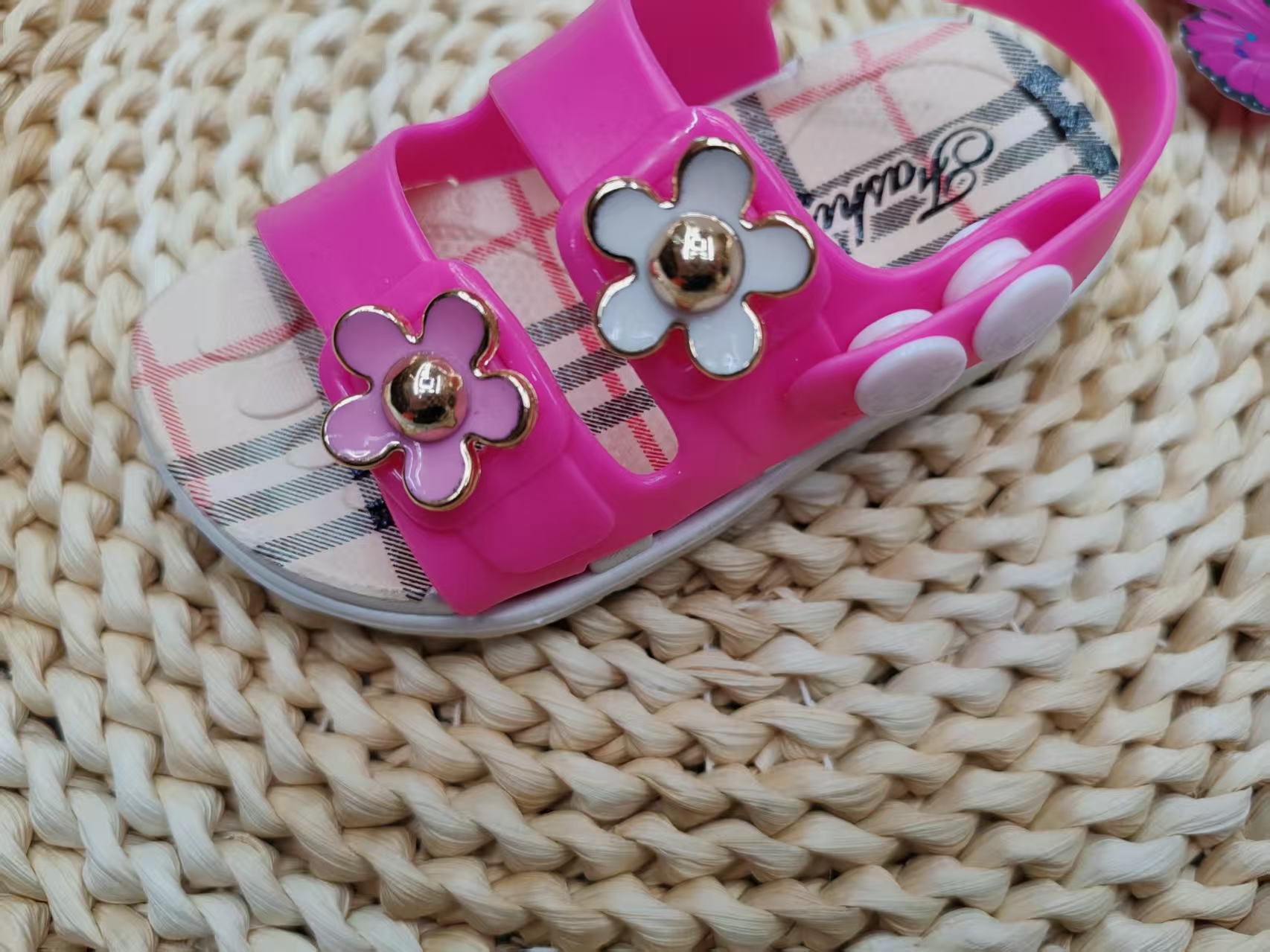 Cute, lightweight and three-dimensional flower-patterned children's sandals for summer 2025 Application Scenario