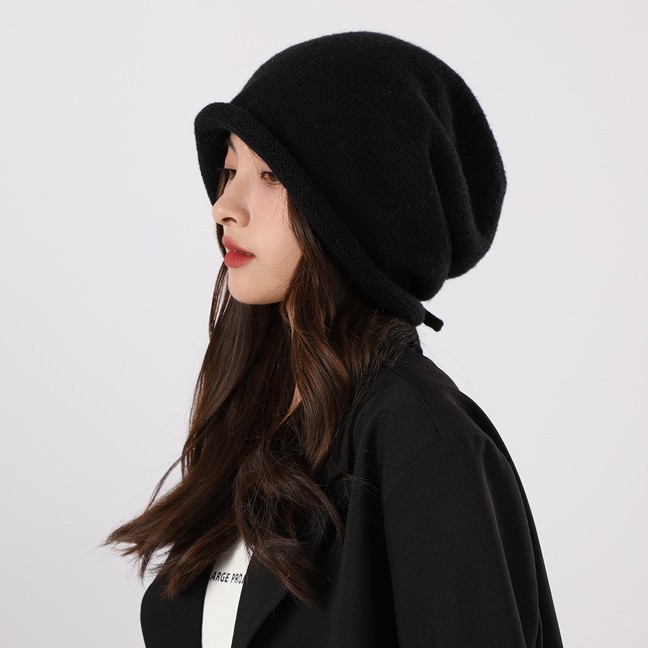 The popular "Dui Dui Hat" is a Japanese-style hat for autumn and winter that shows off one's face. It features a small bun, a cold hat with a big head and a drawstring, rolled-up edge knitted woolen hat details Picture