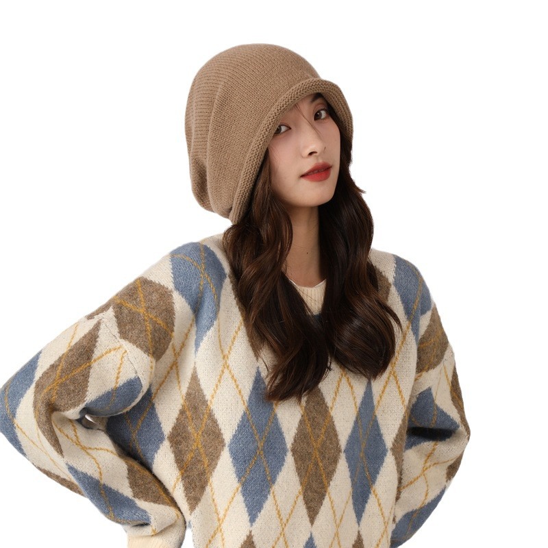 The popular "Dui Dui Hat" is a Japanese-style hat for autumn and winter that shows off one's face. It features a small bun, a cold hat with a big head and a drawstring, rolled-up edge knitted woolen hat Application Scenario