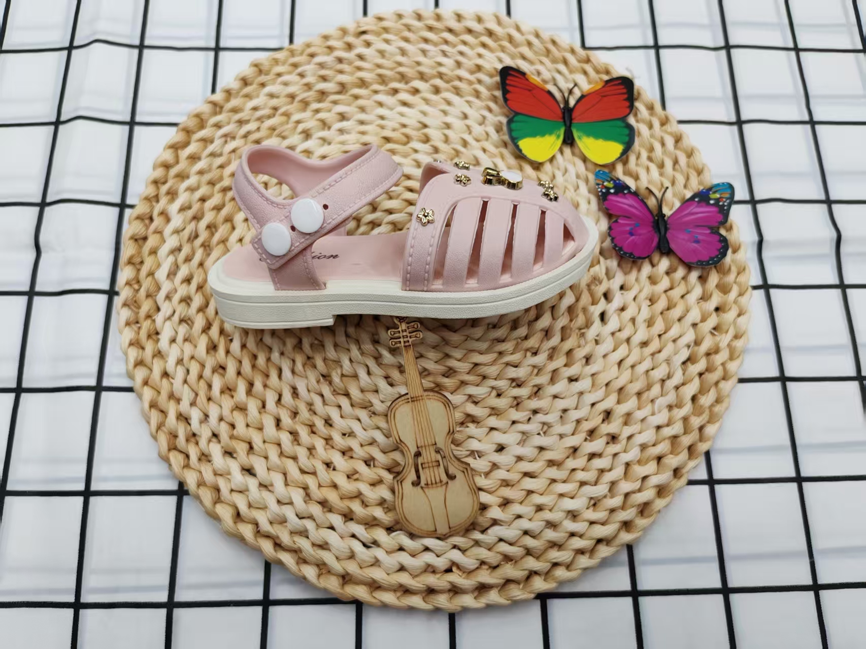 Children's metal rabbit adjustable buckle strap, fashionable and versatile flat children's sandals Application Scenario