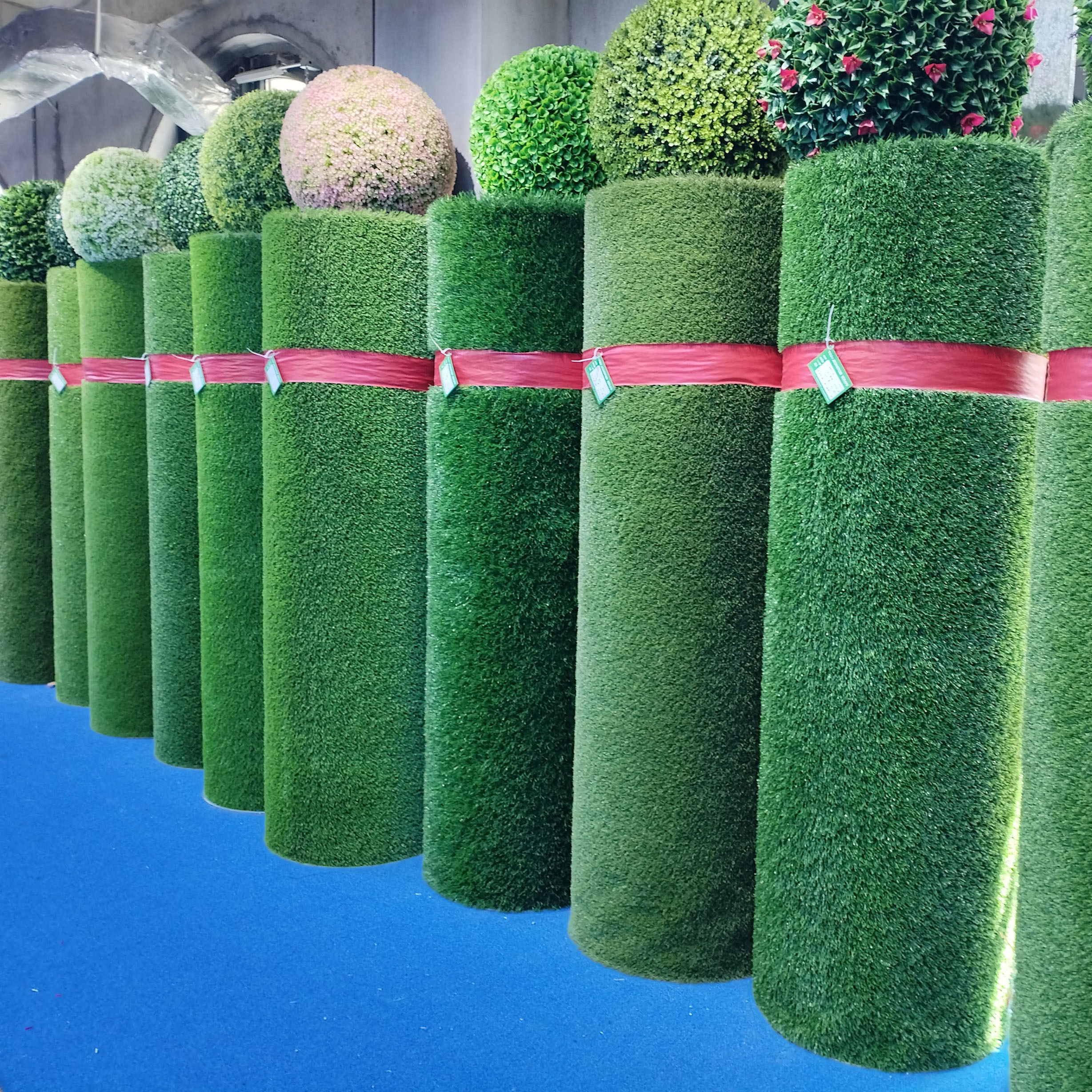 The public rest area of the leisure square is paved with artificial turf MATS. The green belt is surrounded by artificial turf, artificial turf, artificial turf MATS, artificial turf, and outdoor artificial turf