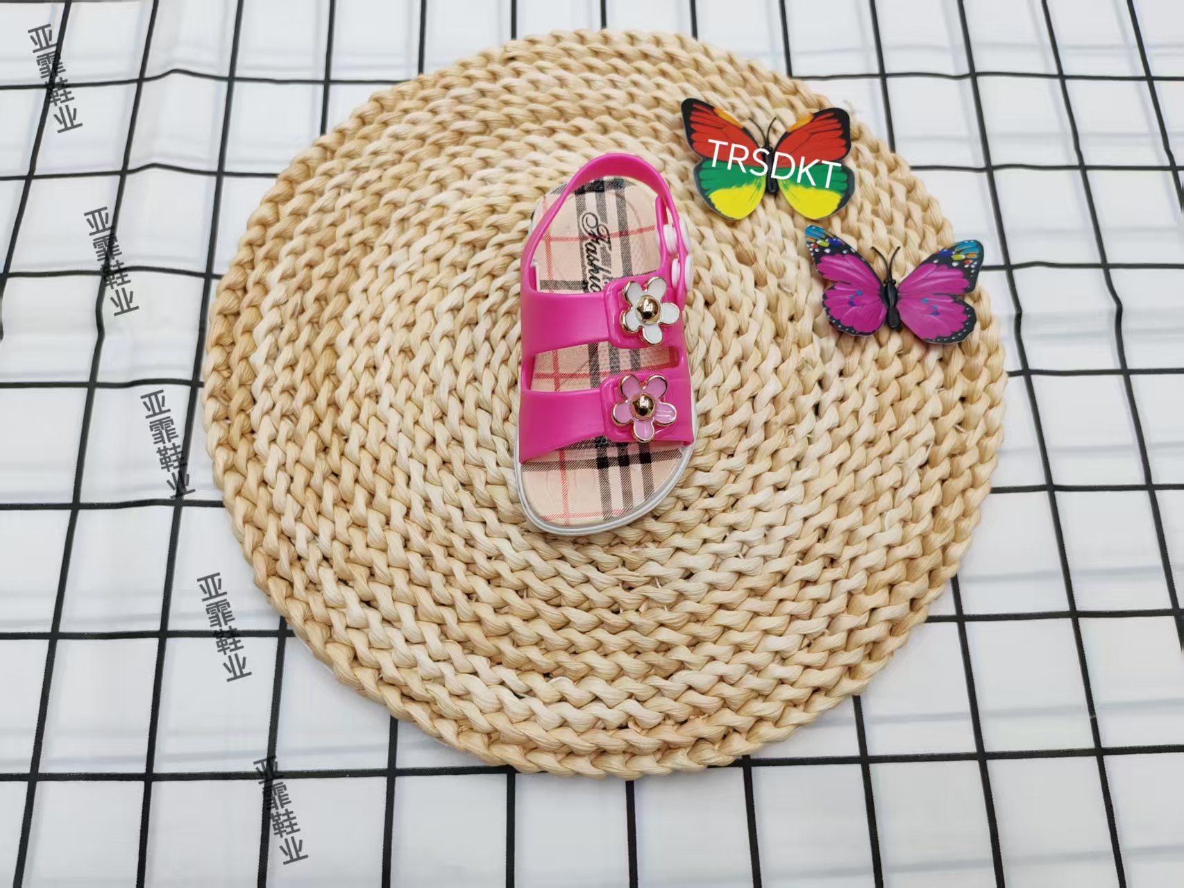 Cute, lightweight and three-dimensional flower-patterned children's sandals for summer 2025 full figure
