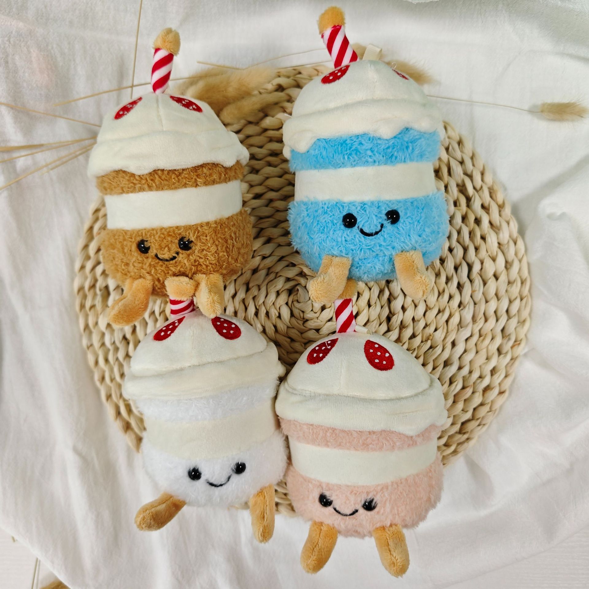 Wholesale of cute and adorable cake grabblers, cartoon plush toys, figurines, bag hangers, and plush doll hangers Item Picture