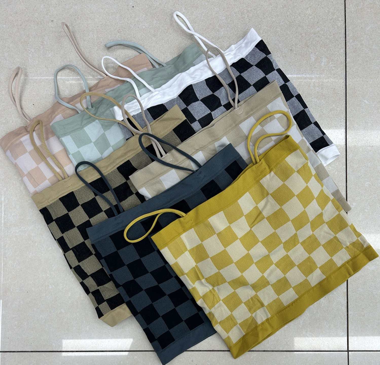 Clearance stock: Small halter tank top, women's inner layer with a bra pad, wrapped base layer, hot girl's short checkered strapless top, sexy women's halter details Picture