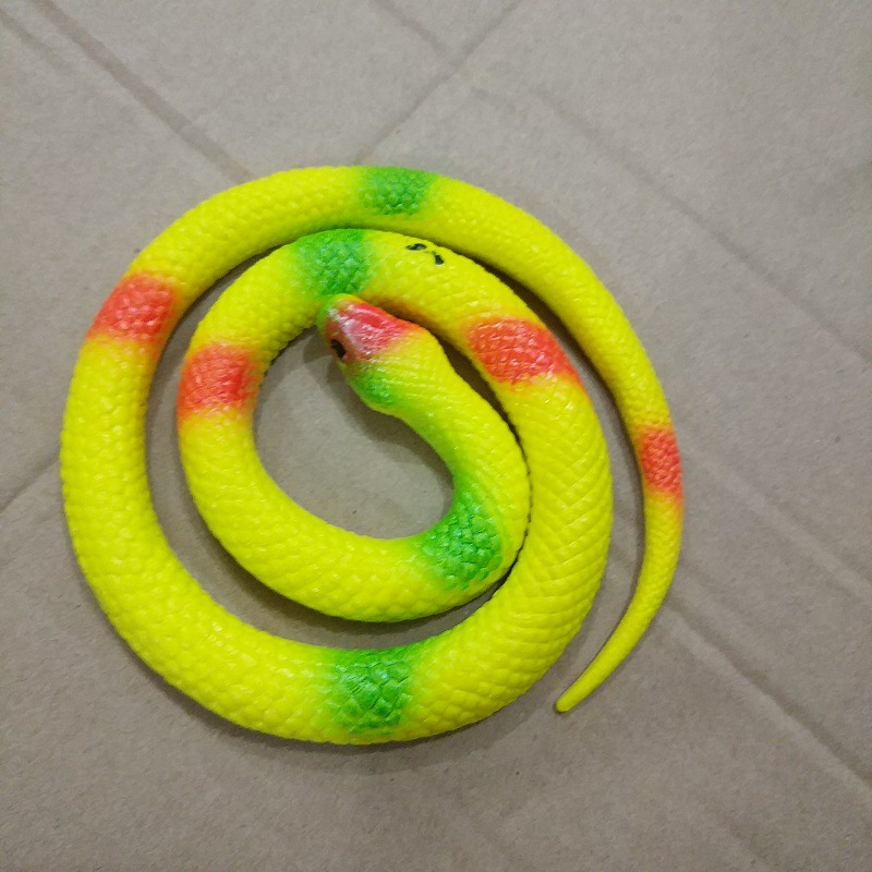 Rubber snakes 75cm toy snakes are selling well. They are realistic prank and scary toys. Creative soft rubber snakes and toy lizards are available at street stalls detail image 6