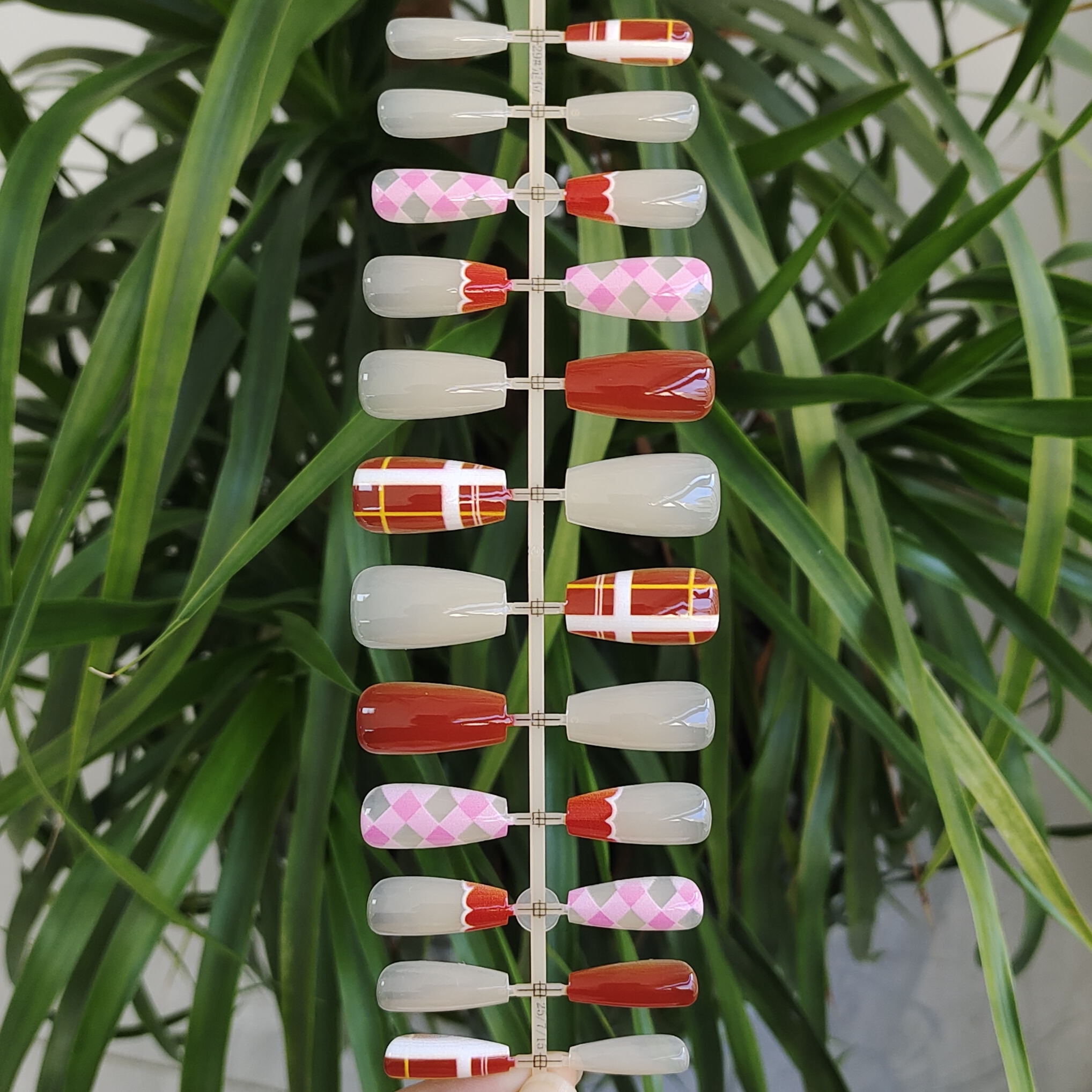 24 PCS PRESS ON NAIL TIPS MEDIUM COFFIN SHAPE PRINTING CRAFT WITH CHECKERED PATTERN full figure