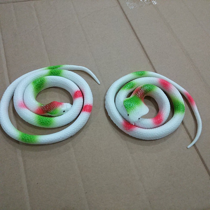 Rubber snakes 75cm toy snakes are selling well. They are realistic prank and scary toys. Creative soft rubber snakes and toy lizards are available at street stalls detail image 13