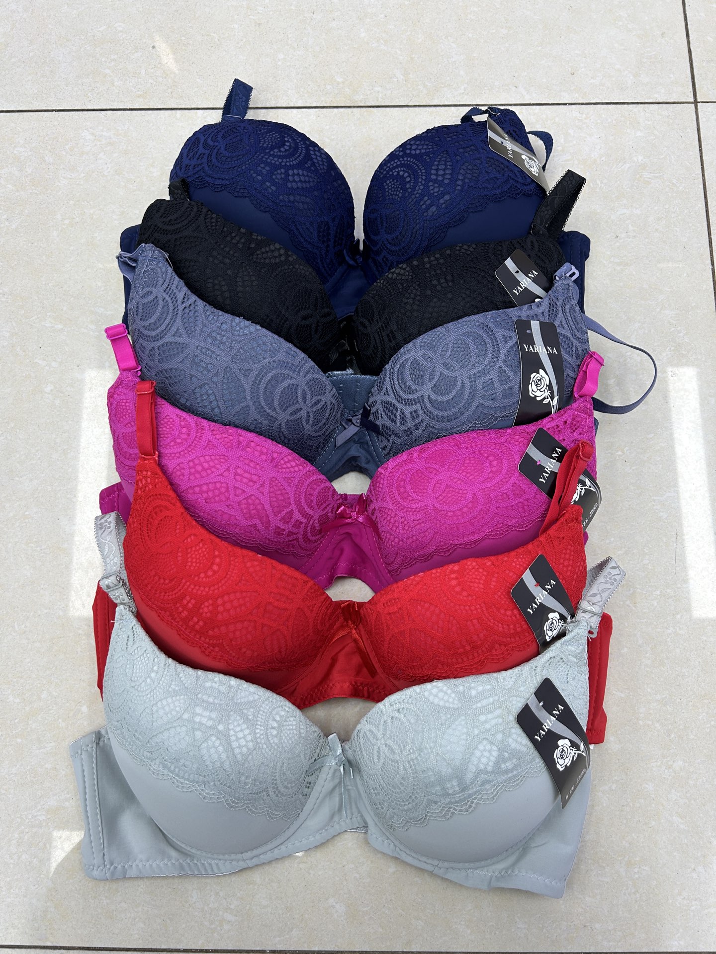 The six-color sexy gathering bra for large-sized women exported to Europe, America and Africa features lace trim, lace patterns and butterfly decorations on the cup full figure