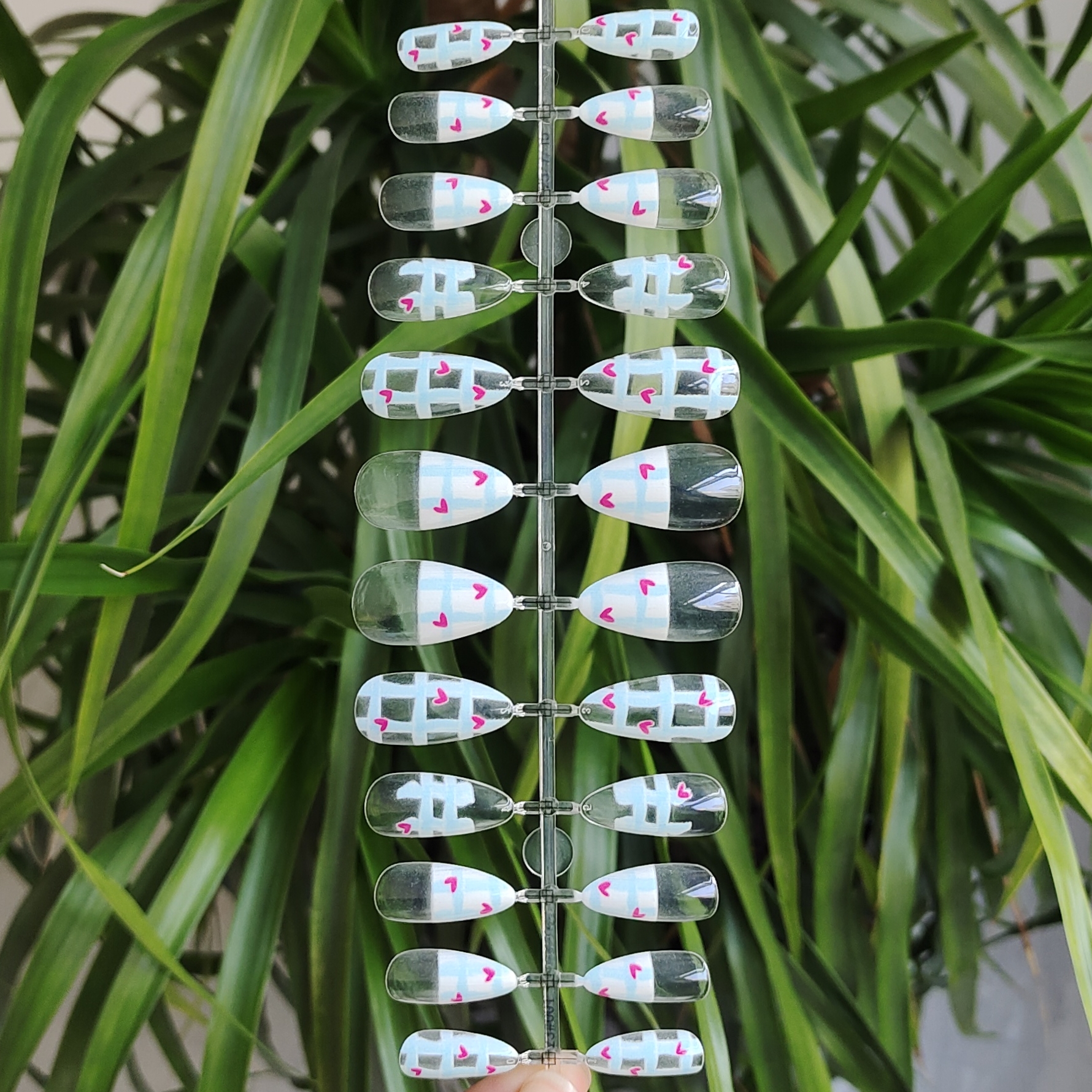 24片 装 杏仁形指甲可拆卸穿戴美甲片 透明甲片蓝色网格和粉色爱心图案