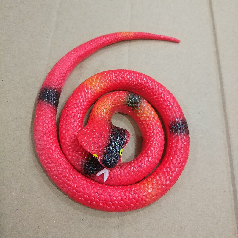 Rubber snakes 75cm toy snakes are selling well. They are realistic prank and scary toys. Creative soft rubber snakes and toy lizards are available at street stalls details Picture
