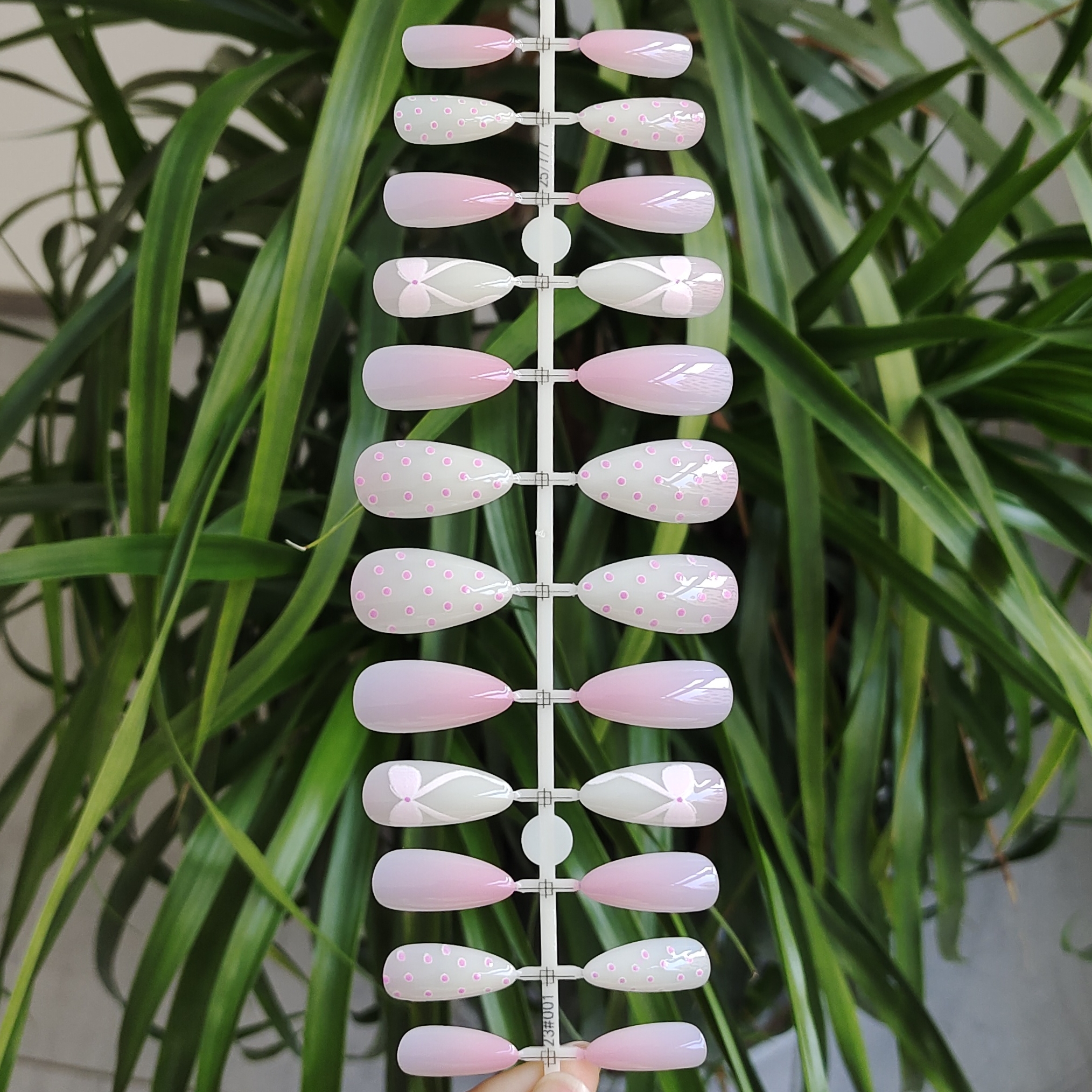 24片 装 杏仁形指甲可拆卸穿戴美甲片 粉色波点和蝴蝶结图案