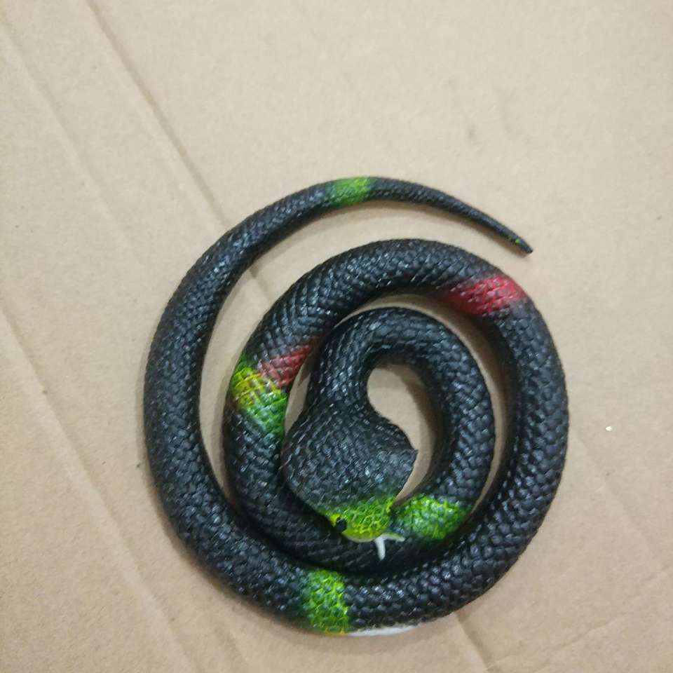 Rubber snakes 75cm toy snakes are selling well. They are realistic prank and scary toys. Creative soft rubber snakes and toy lizards are available at street stalls detail image 10