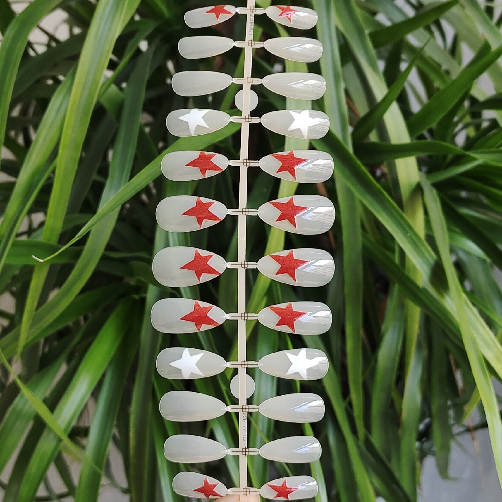 24片 装 杏仁形指甲可拆卸穿戴美甲片 红色和白色五角星图案