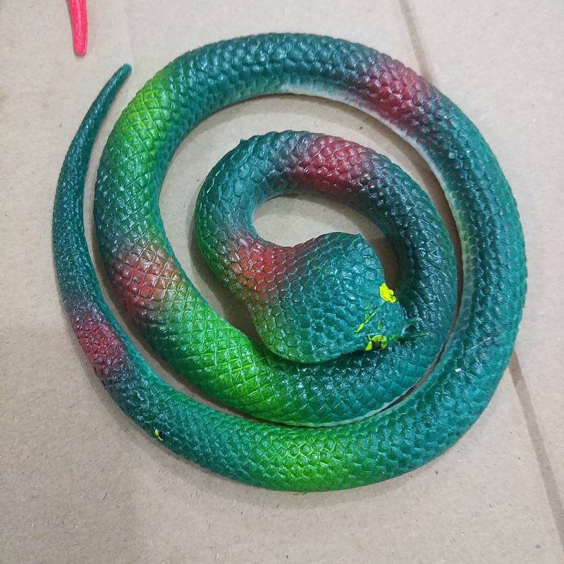 Rubber snakes 75cm toy snakes are selling well. They are realistic prank and scary toys. Creative soft rubber snakes and toy lizards are available at street stalls Item Picture