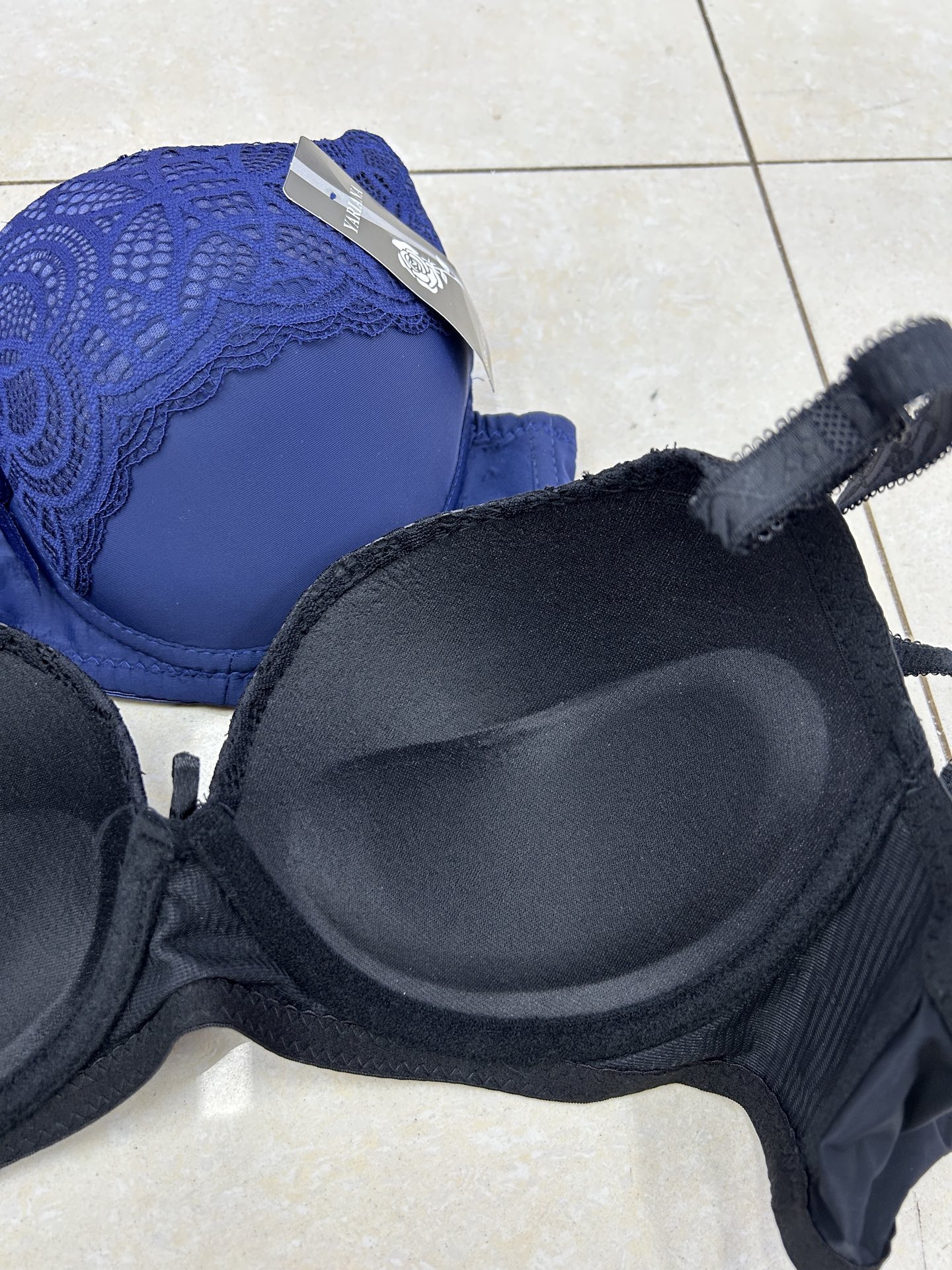 The six-color sexy gathering bra for large-sized women exported to Europe, America and Africa features lace trim, lace patterns and butterfly decorations on the cup Application Scenario