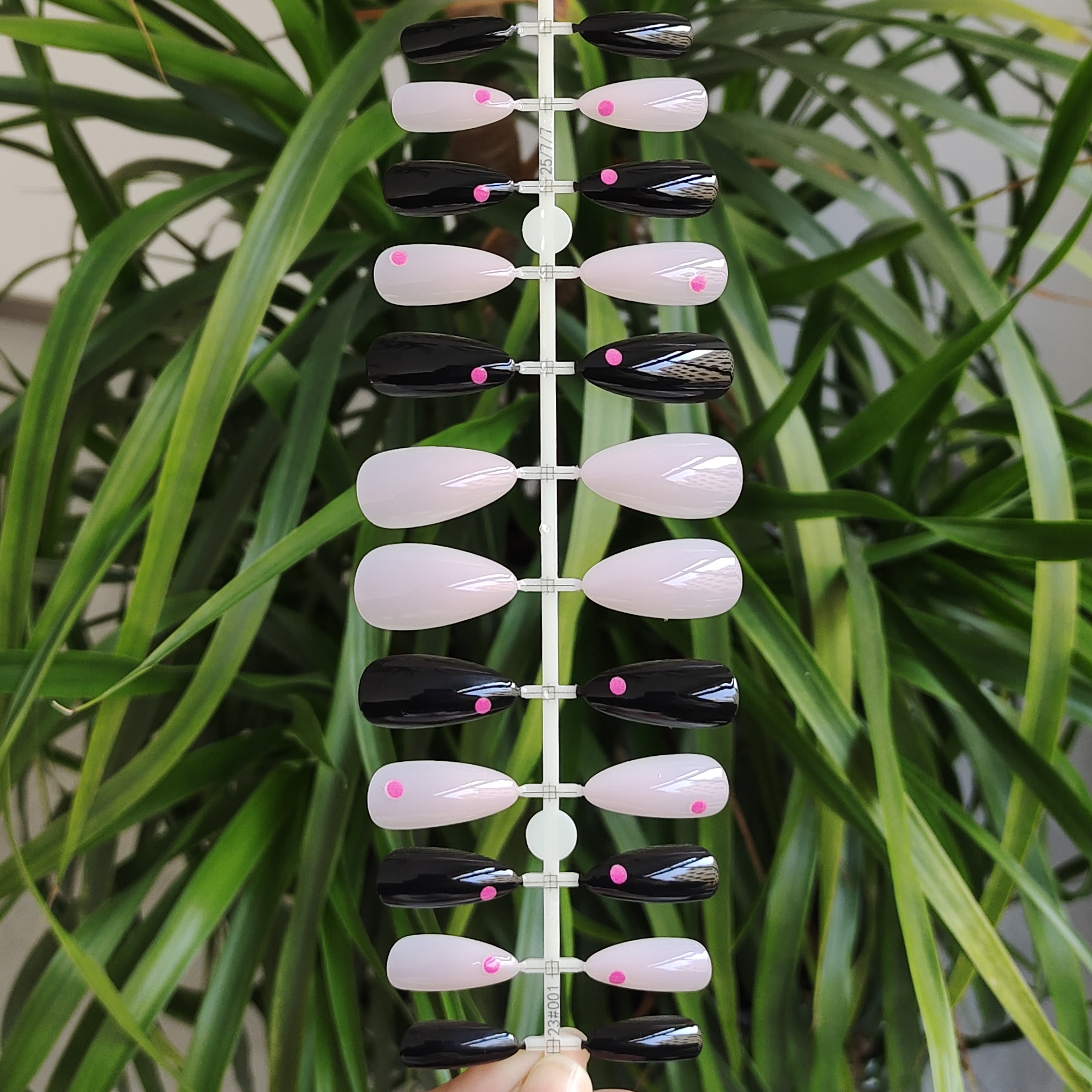 24片 装 杏仁形指甲可拆卸穿戴美甲片玫红色波点图案