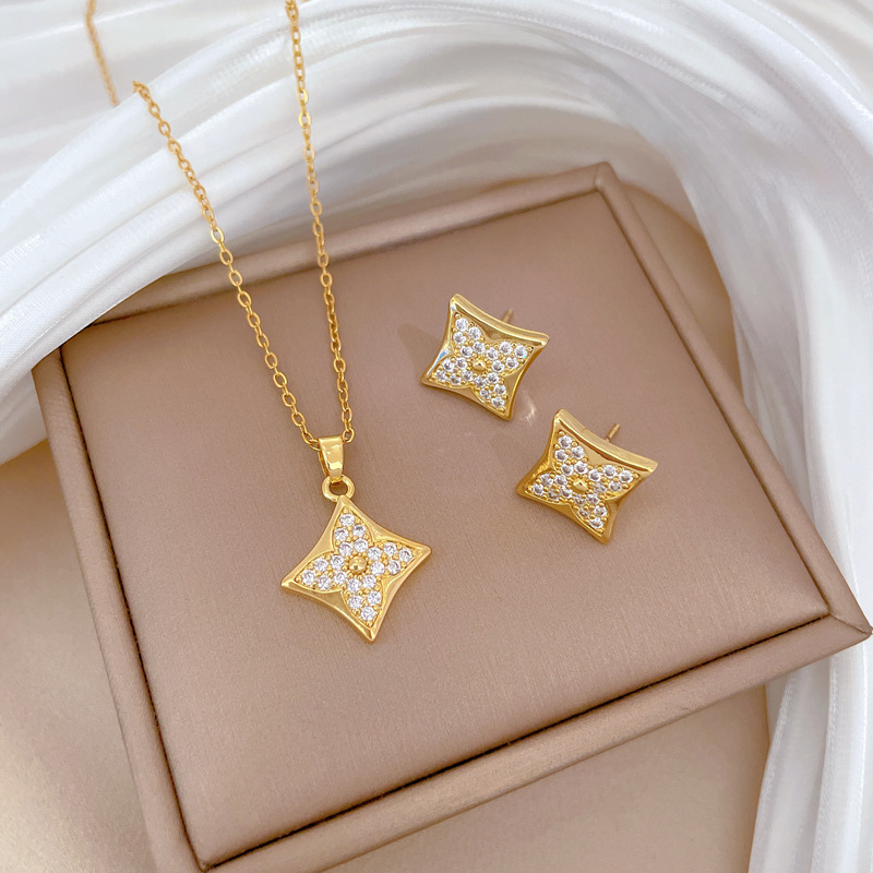 【 Titanium Steel 】 Necklace and earring set, light luxury diamond-shaped four-leaf flower full diamond, personalized and elegant banquet earrings and necklace set Specification image