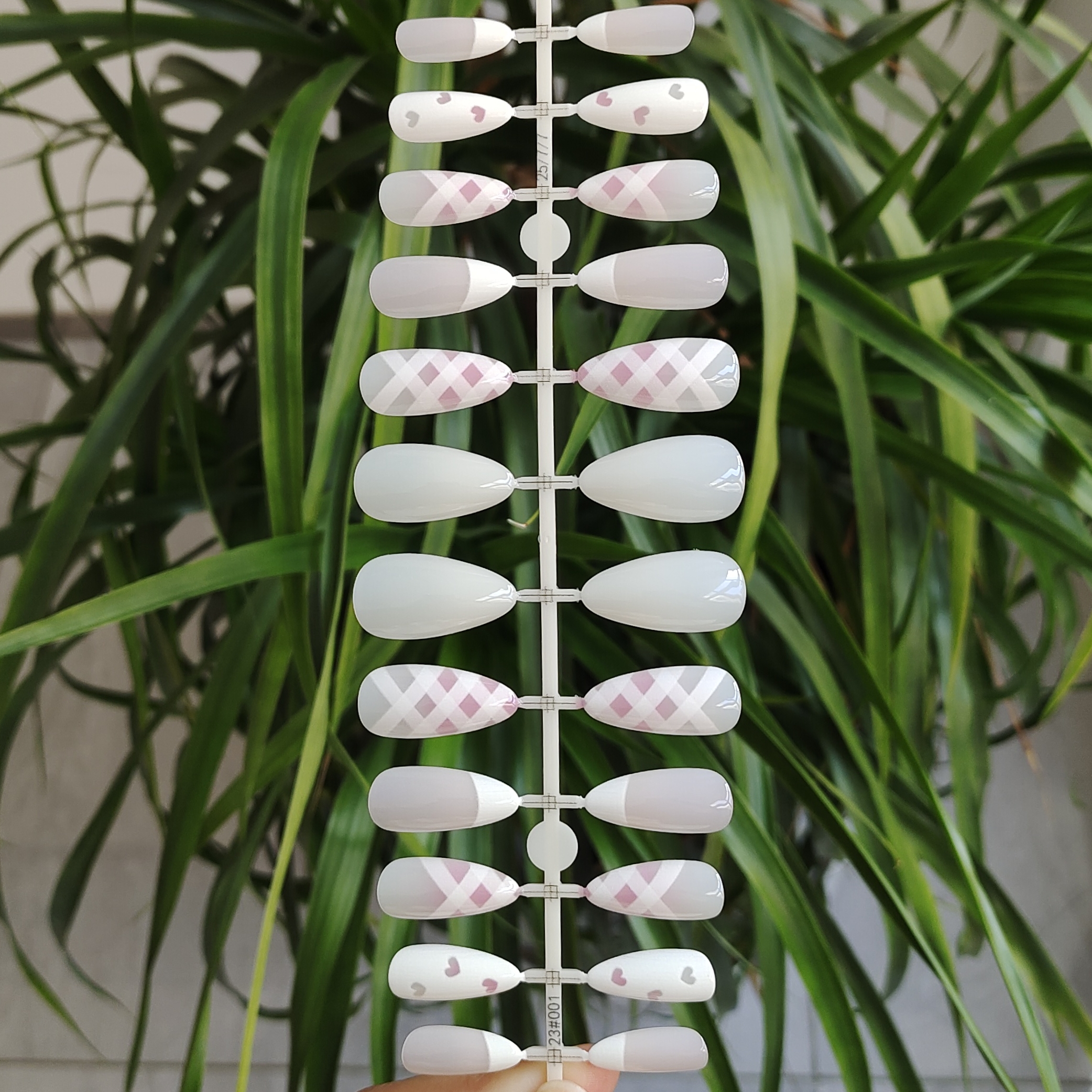 24片 装 杏仁形指甲可拆卸穿戴美甲片 白色绑带和爱心图案