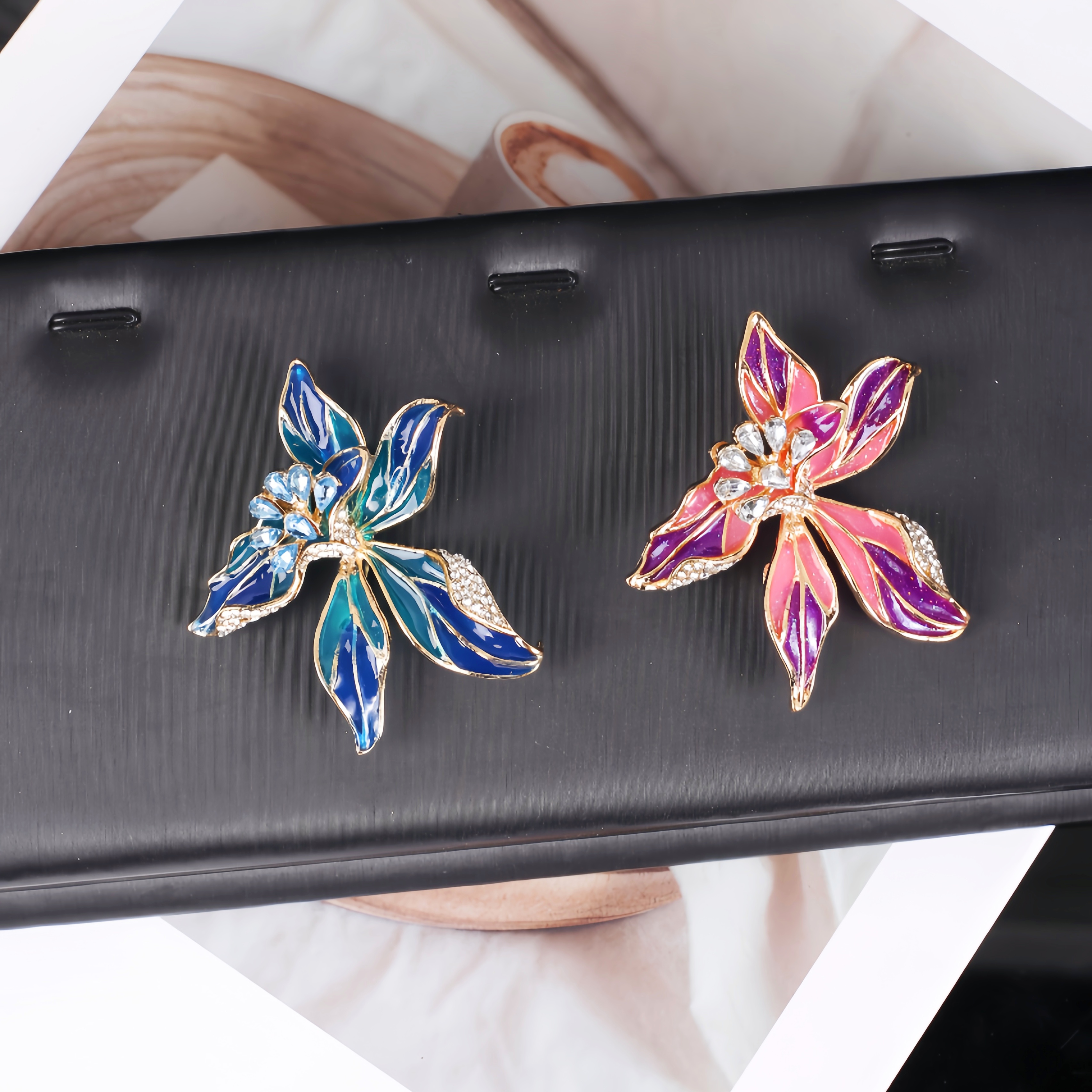 新款高档精致法式鸢尾花胸针小众设计感胸花西服大衣别针配饰礼物批发精致花卉胸针蓝紫撞色闪耀点缀水钻时尚优雅尽显女性魅力