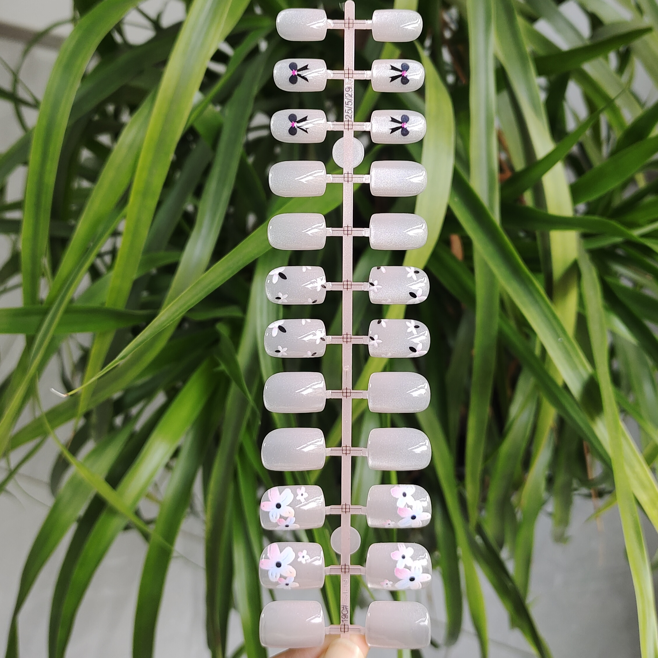 24片 装 短方形指甲可拆卸穿戴美甲片 粉白色花朵图案