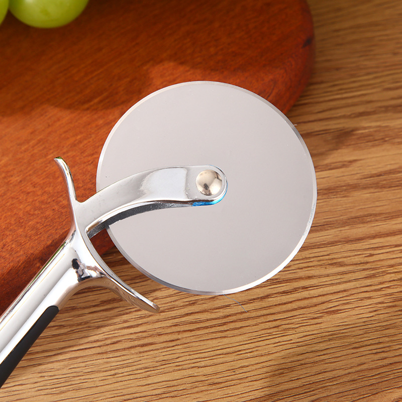 Creative new zinc alloy pizza knife, pizza kitchen baking tool, roller knife, cake and pastry cutter Application Scenario