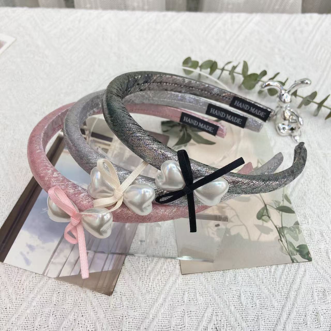 手工珍珠爱心发箍，精致蝴蝶结点缀，尽显浪漫少女心