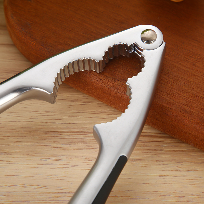 Creative new zinc alloy walnut clamp, multi-functional nut, pine nut and hazelnut opener Application Scenario