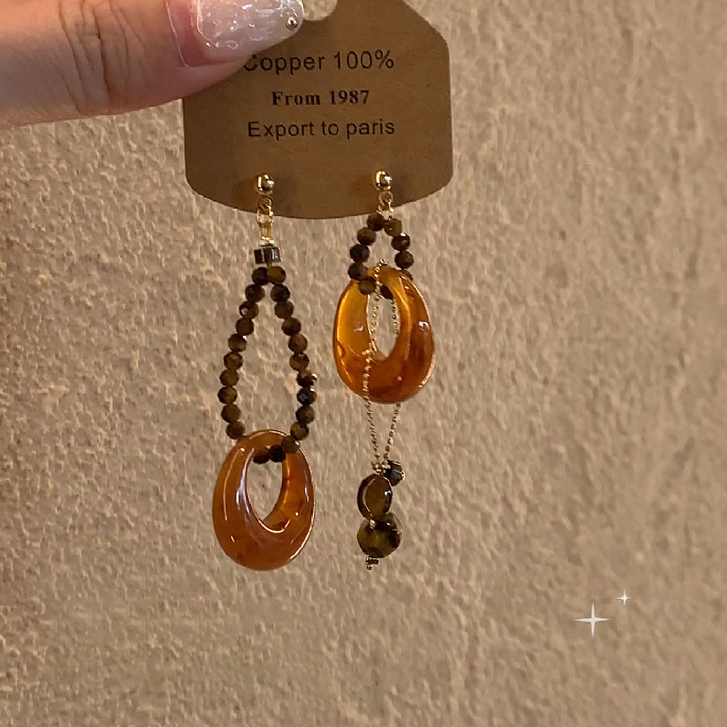 The new autumn and winter metal shiny round ball earrings exude a feminine charm and a sense of sophistication. The round and square ear rings make the face slimmer. Retro earrings Application Scenario