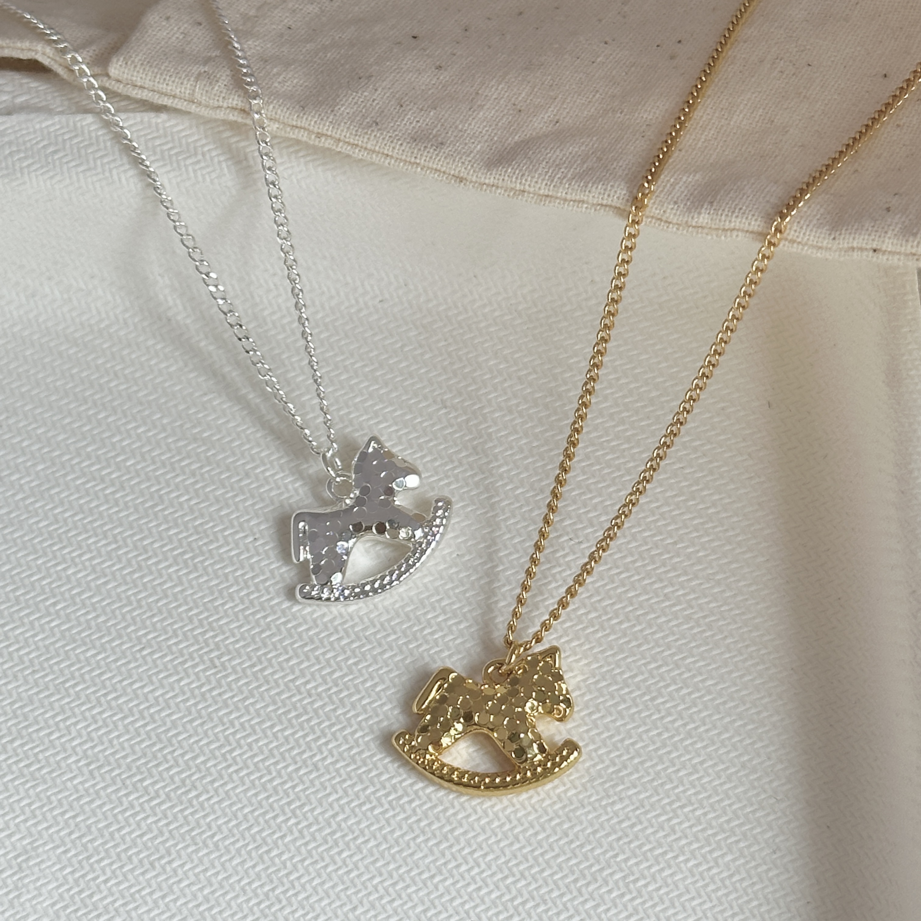 Dragon scale ripple small rocking horse metal necklace collarbone chain, simple, small, exquisite and high-end necklace, niche light luxury style necklace Item Picture