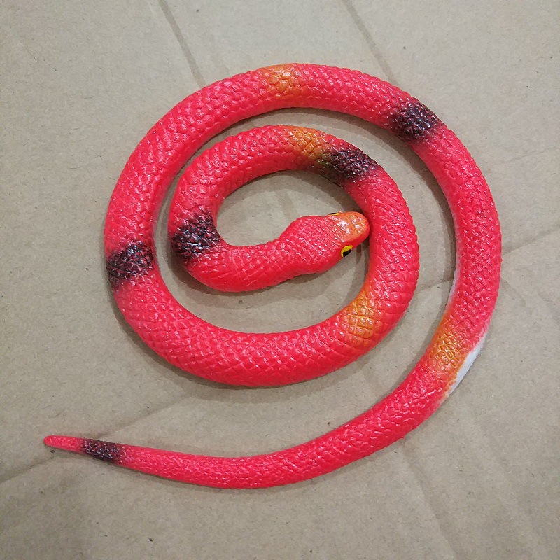 Rubber snakes 75cm toy snakes are selling well. They are realistic prank and scary toys. Creative soft rubber snakes and toy lizards are available at street stalls detail image 4