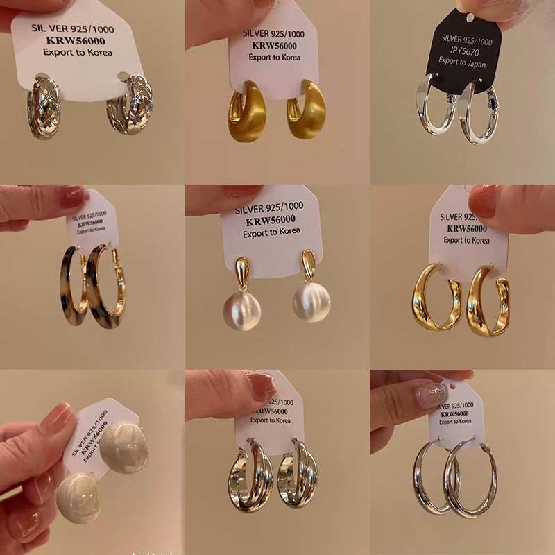 The new autumn and winter metal shiny round ball earrings exude a feminine charm and a sense of sophistication. The round and square ear rings make the face slimmer. Retro earrings