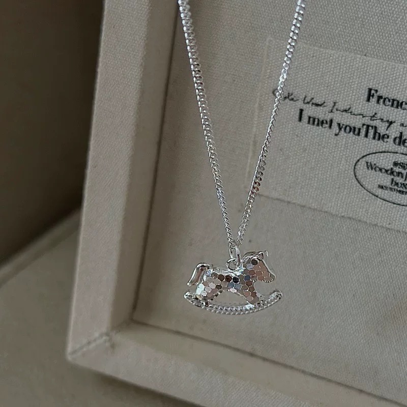 Dragon scale ripple small rocking horse metal necklace collarbone chain, simple, small, exquisite and high-end necklace, niche light luxury style necklace Specification image