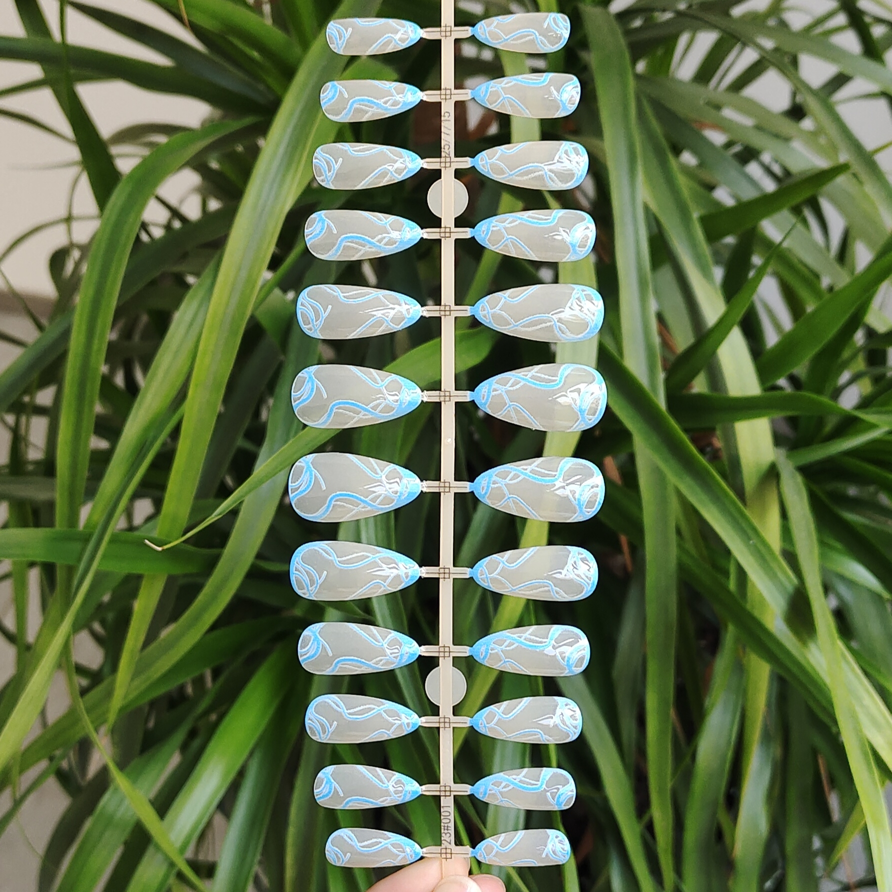 24片 装 杏仁形指甲可拆卸穿戴美甲片 蓝色曲线图案