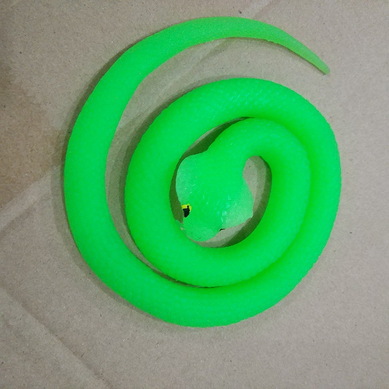 Rubber snakes 75cm toy snakes are selling well. They are realistic prank and scary toys. Creative soft rubber snakes and toy lizards are available at street stalls detail image 12