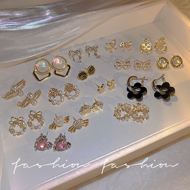 Wholesale of 925 silver needle Light Luxury high-end fashion pearl earrings, high-end niche retro stud earrings, and elegant earrings Specification image