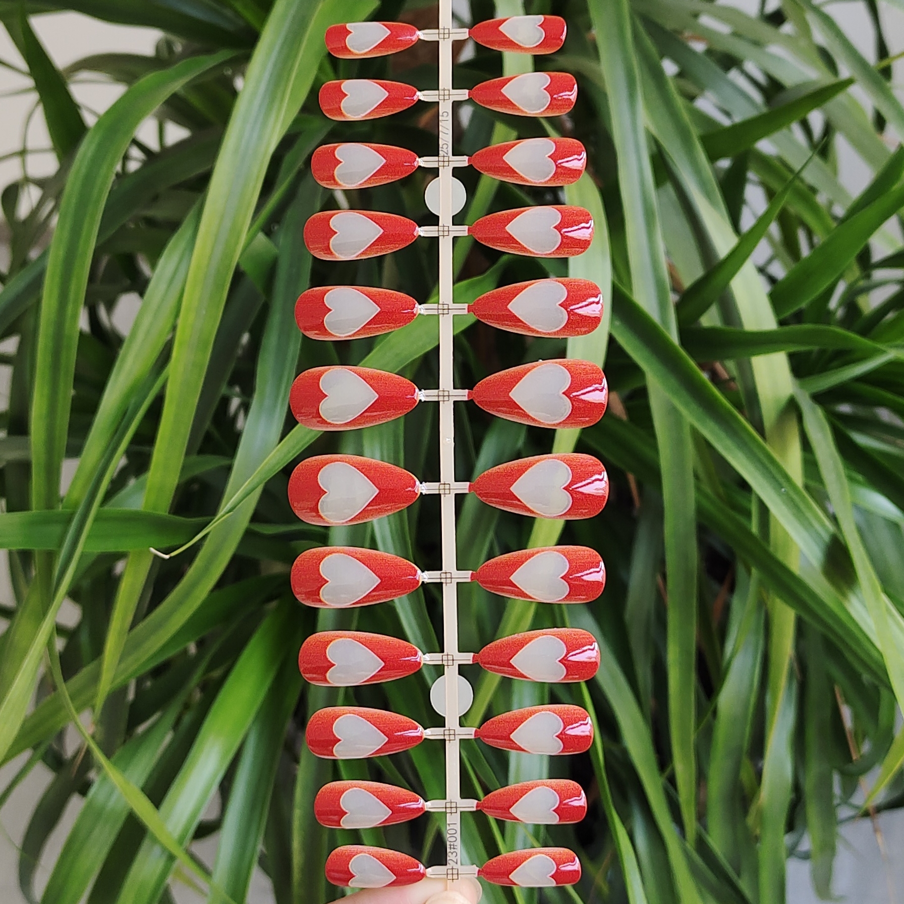 24片 装 杏仁形指甲可拆卸穿戴美甲片 红底透明爱心图案