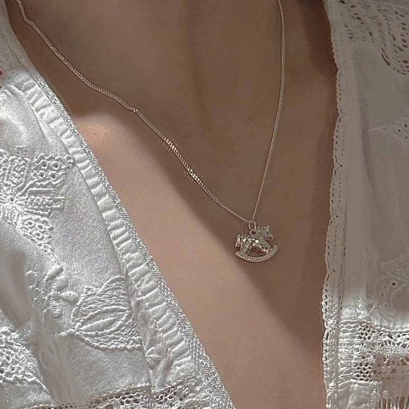Dragon scale ripple small rocking horse metal necklace collarbone chain, simple, small, exquisite and high-end necklace, niche light luxury style necklace details Picture