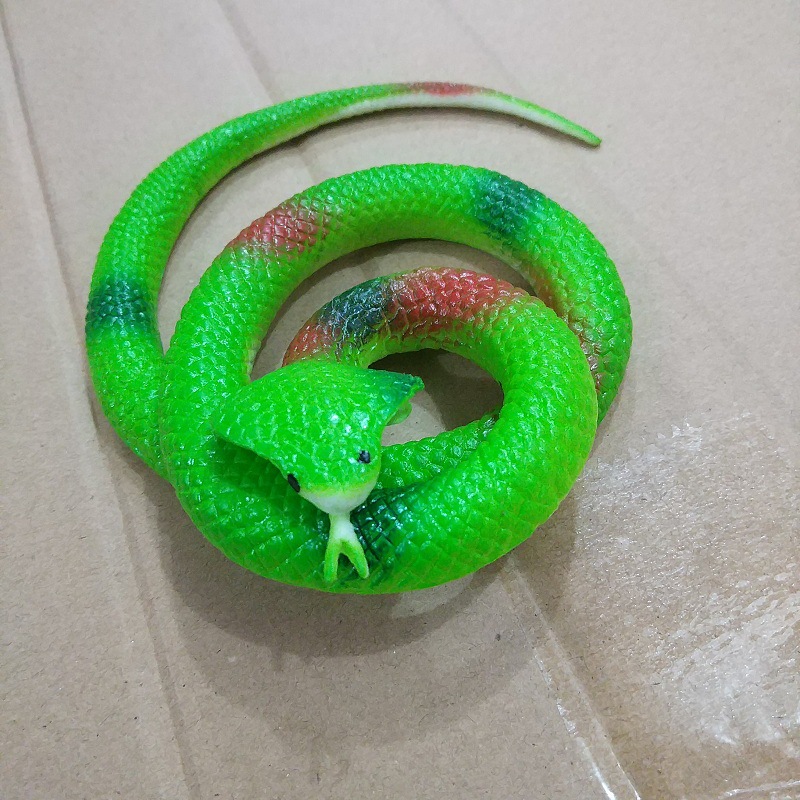 Rubber snakes 75cm toy snakes are selling well. They are realistic prank and scary toys. Creative soft rubber snakes and toy lizards are available at street stalls Application Scenario