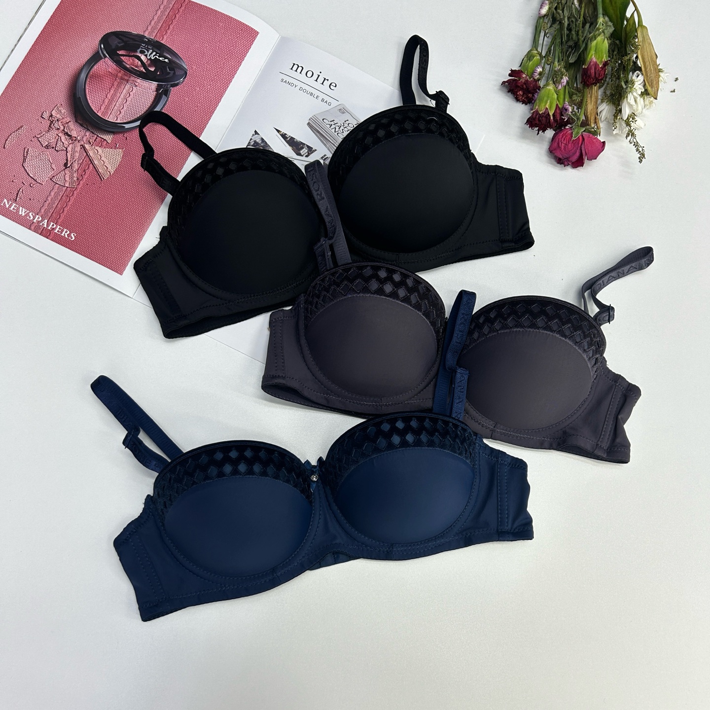For export to Europe, America and Africa, large women's sexy bras with anti-lace edges, solid color without prints and small diamonds in the middle Item Picture
